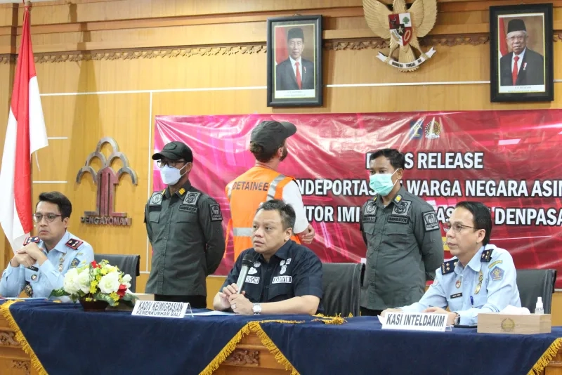 Imigrasi Denpasar Pulangkan 1 WN Rusia karena Penyalahgunaan VOA untuk Bekerja sebagai Fotografer di Bali