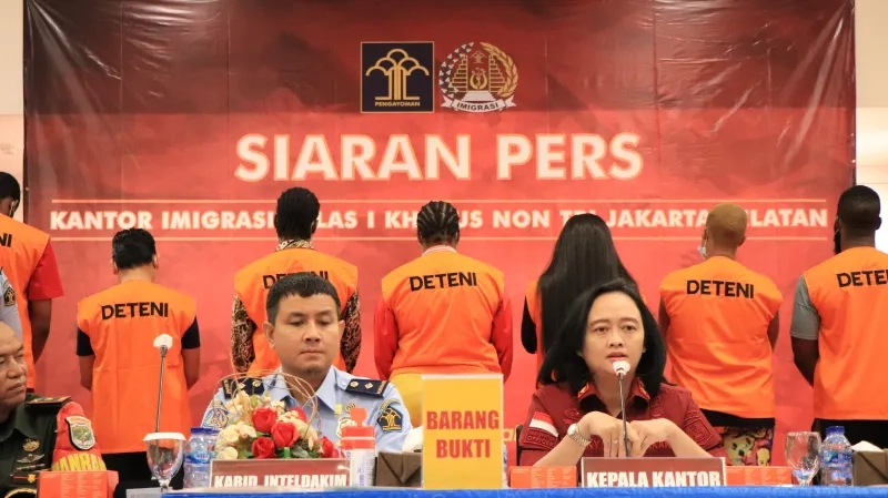 Imigrasi Jaksel Usir 8 WNA Langgar Aturan Keimigrasian, 2 Orang Terbukti Investor Bodong