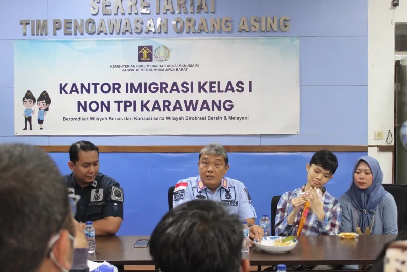 Karawang Immigration Office Escorted the Return of a Taiwanese Citizen Cared for by Former Migrant Worker