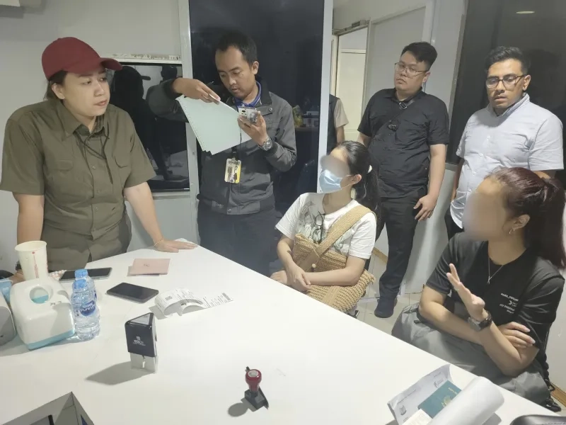 Immigration arrests Philippine fugitive, hunts for two others